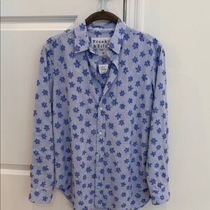 Frank & Eileen Light Blue Shirt with Floral Print Small